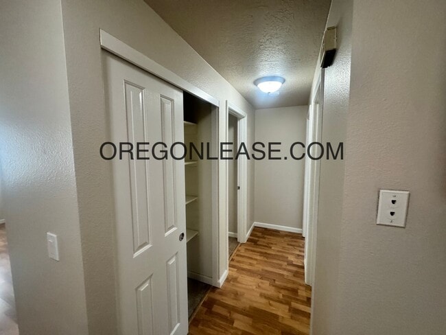 Building Photo - 2 Bed one bath South Hills duplex