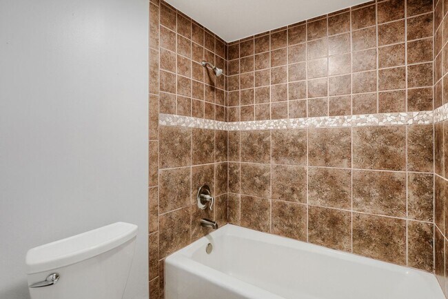 Building Photo - SPACIOUS 2Bd/1BA Condo- Cap Hill Neighborhood! Available NOW!