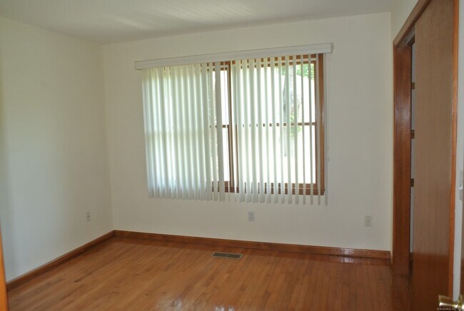 Building Photo - 302 Westwood Rd