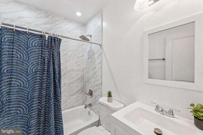 Building Photo - 718 Jackson St NE