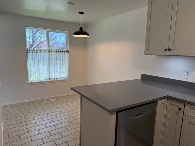 Building Photo - 451 N Montgomery St