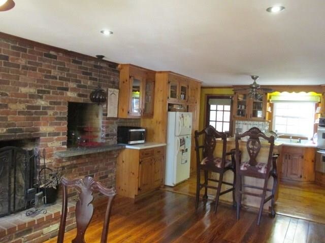 Building Photo - 545 Simsbury Rd