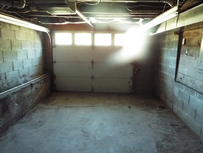 Building Photo - Two bedroom/one bathroom single family hou...