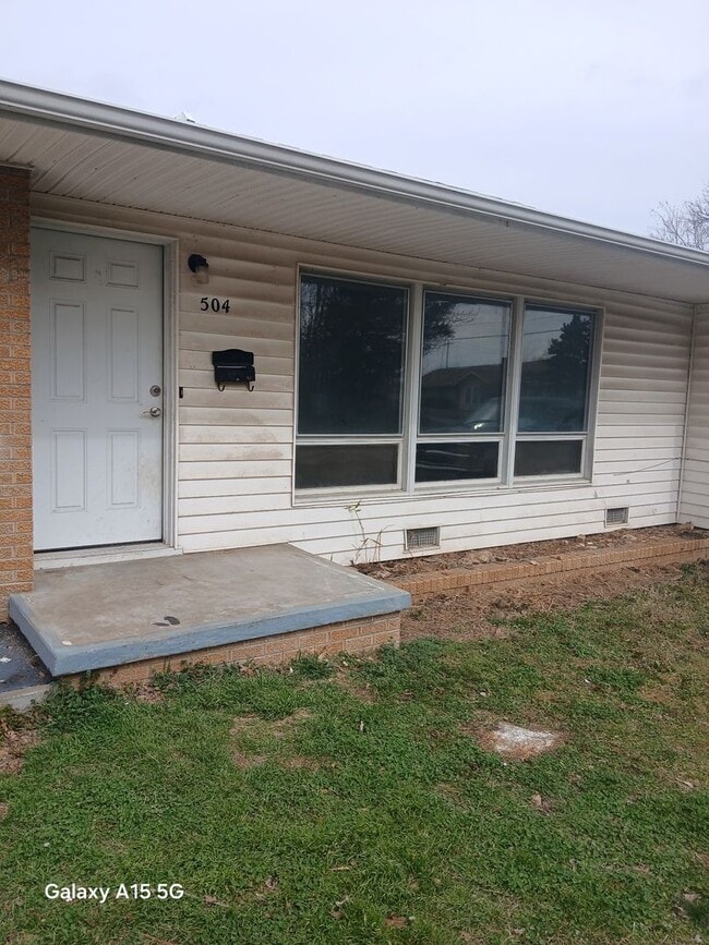 Building Photo - A charming 3 Bed 1 1/2 Bath House