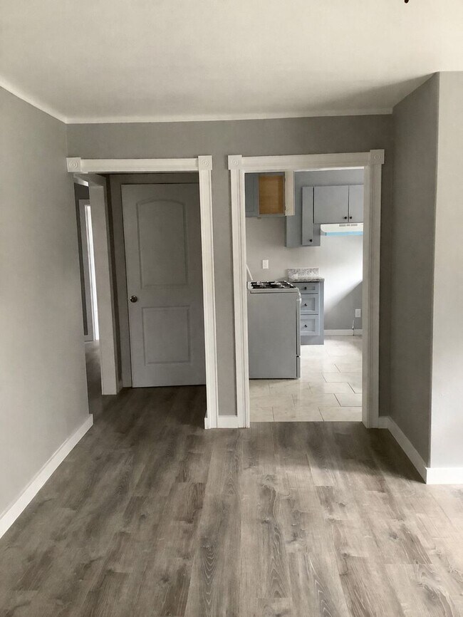 Building Photo - Completely Renovated 3 Bedroom Downstairs Unit! $2,995