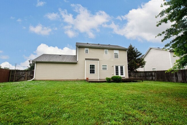 Building Photo - Pet Friendly Three Bedroom!