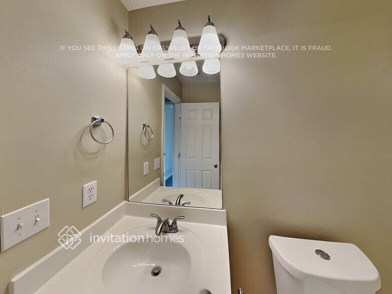 Building Photo - 690 Castlebrooke Dr SE