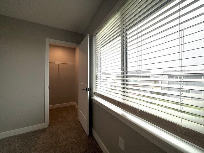 Building Photo - 1502 NE Savana Dr