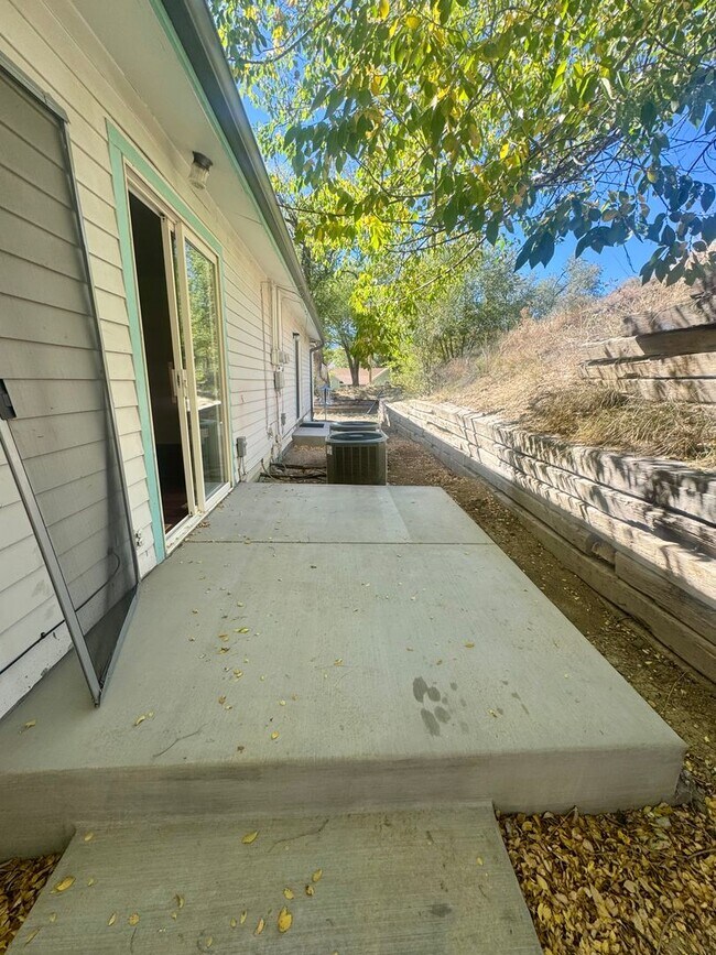 Building Photo - Manitou - CP