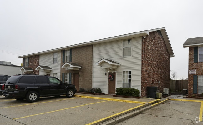 Building Photo - Bristoe Townhomes