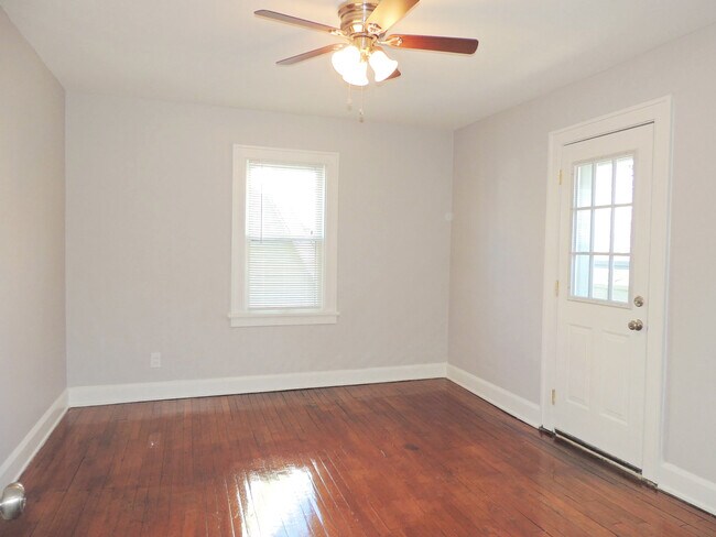 Building Photo - 3 Bedroom & 1 Full Bathroom Colonial for Rent!