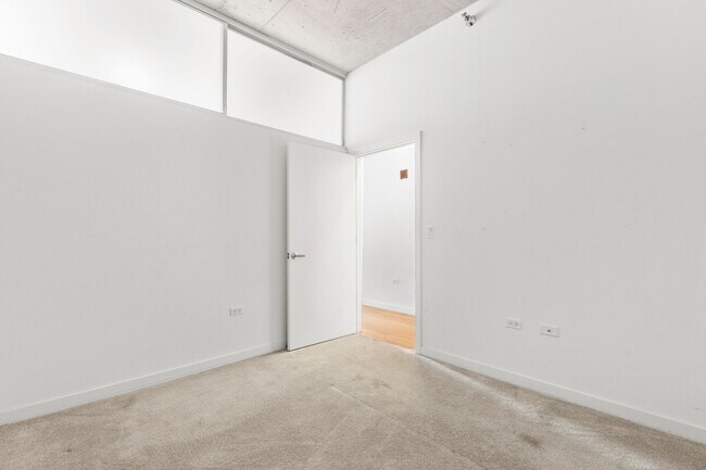 Building Photo - 235 W Van Buren St