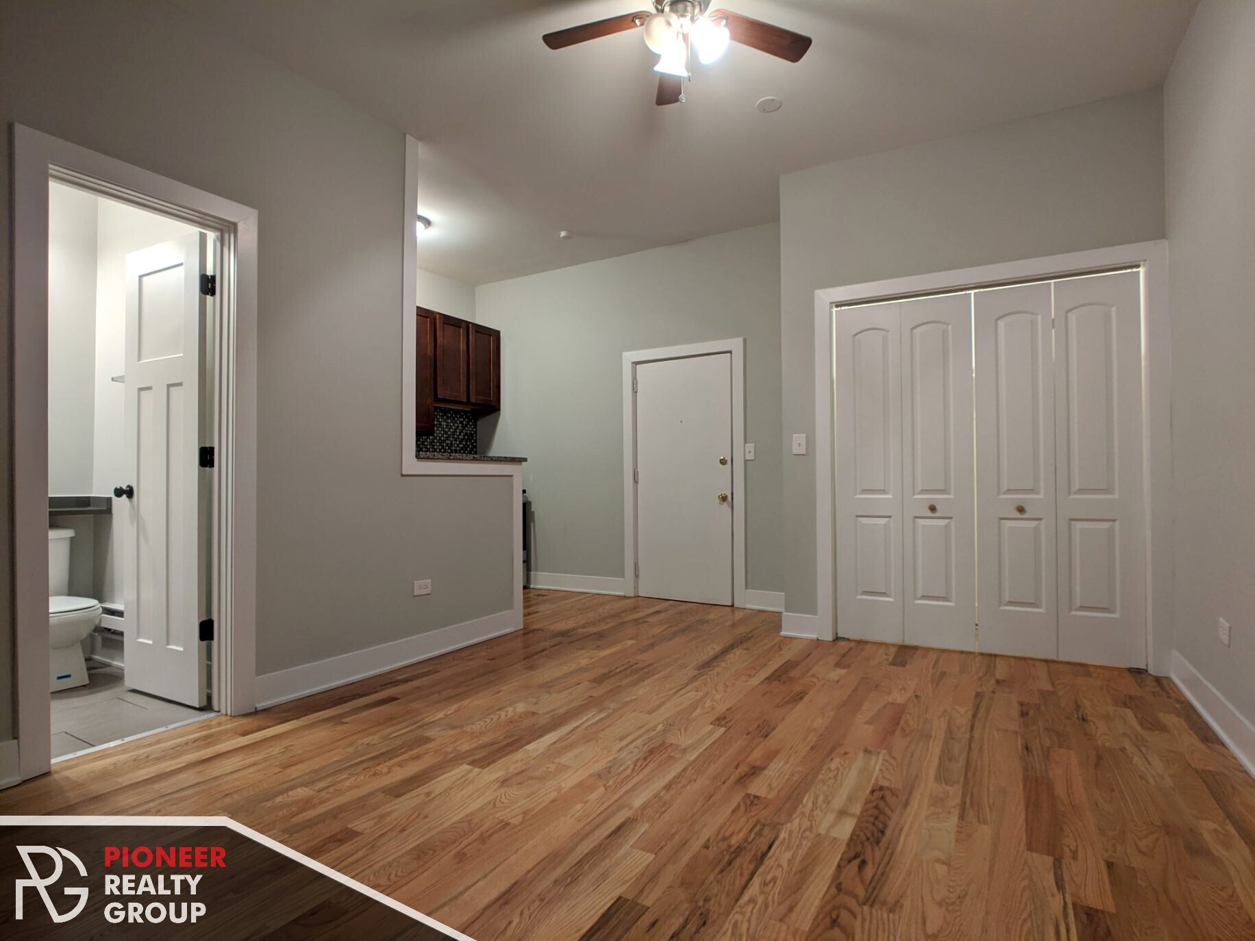 Building Photo - 633 W Barry Ave