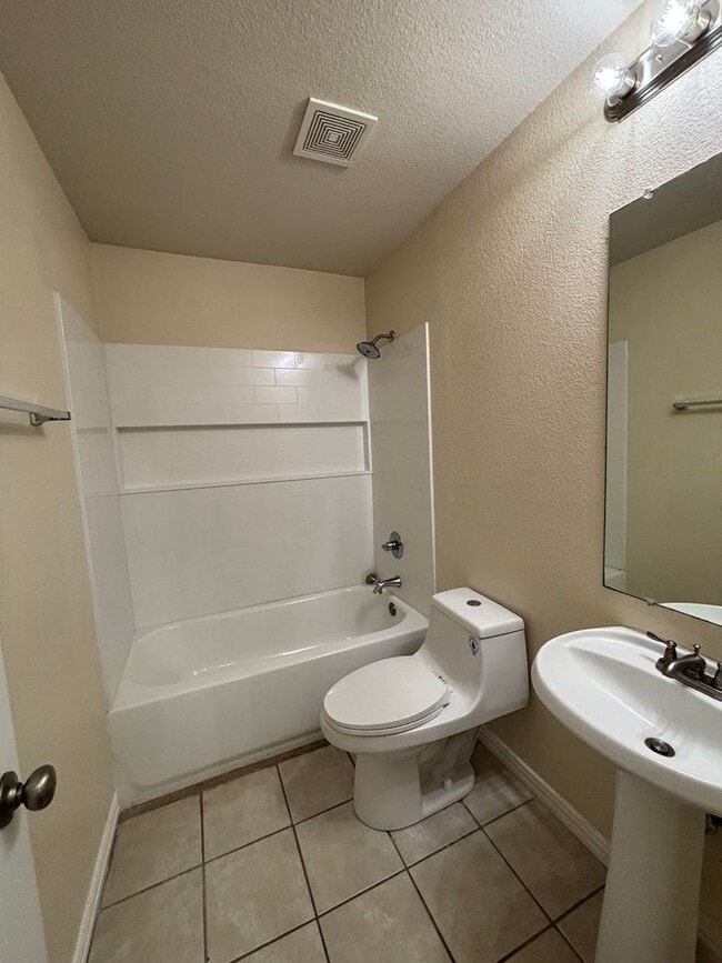 Building Photo - 3112-3114 S Cherry Ln