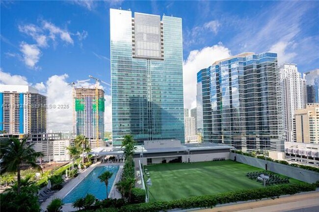 Building Photo - 1300 Brickell Bay Dr