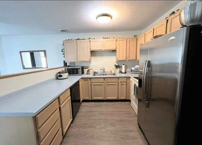 Building Photo - 2425 Bostrom Ct