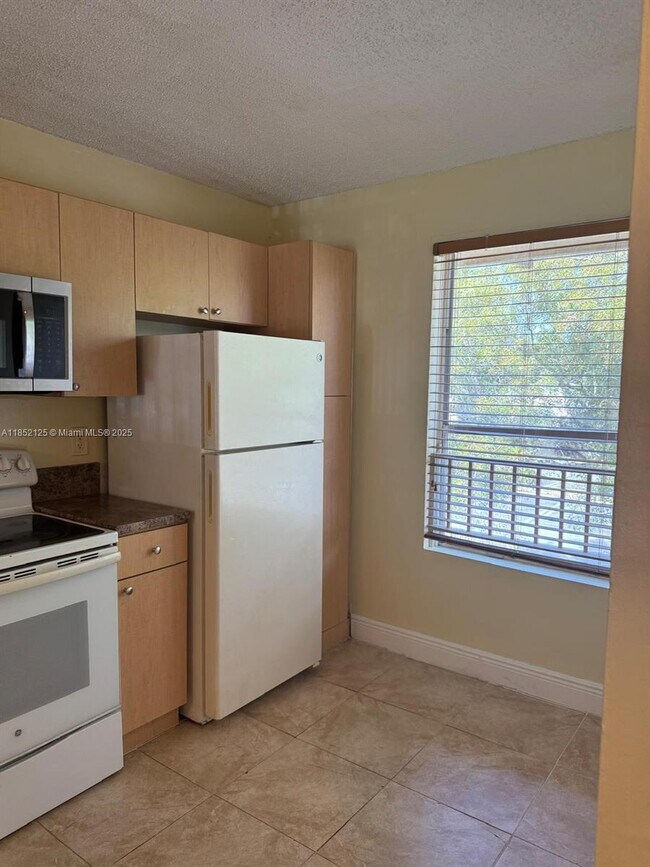 Building Photo - 2238 SW 81st Ave