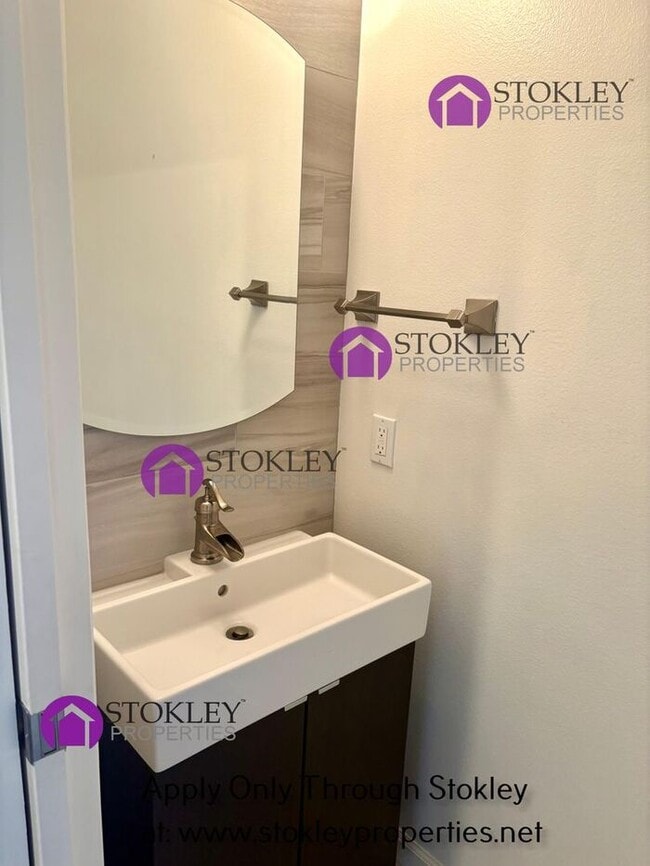 Building Photo - 1200 Singingwood Ct