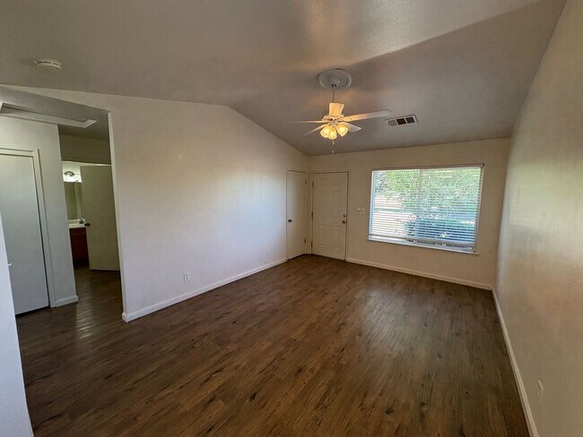 Building Photo - 1897