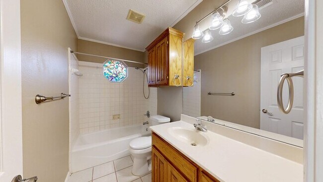 Building Photo - 3 bed 2 bath home, 2 car garage