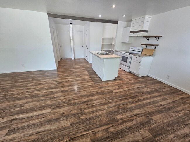 Building Photo - 2 Bedroom 1 Bath Apartment for Rent in Cor...