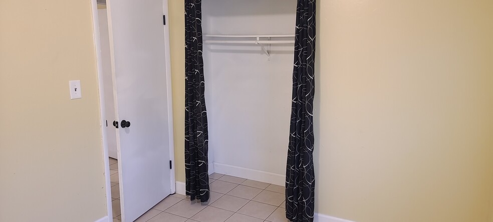 Building Photo - 4691 Pleasant Valley Ct