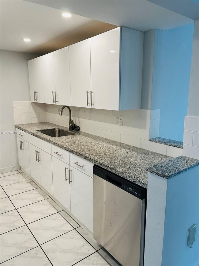 Building Photo - 9354 SW 77th Ave