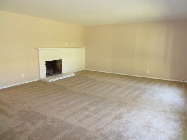Building Photo - Beautiful single family home in desirable neighborhood!