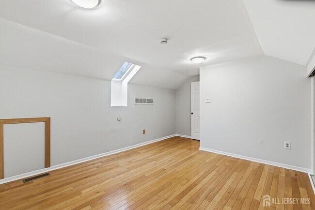 Building Photo - 60 Hampshire Dr