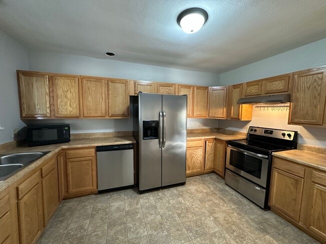 Building Photo - Super Duplex on Meridian Dr W.
