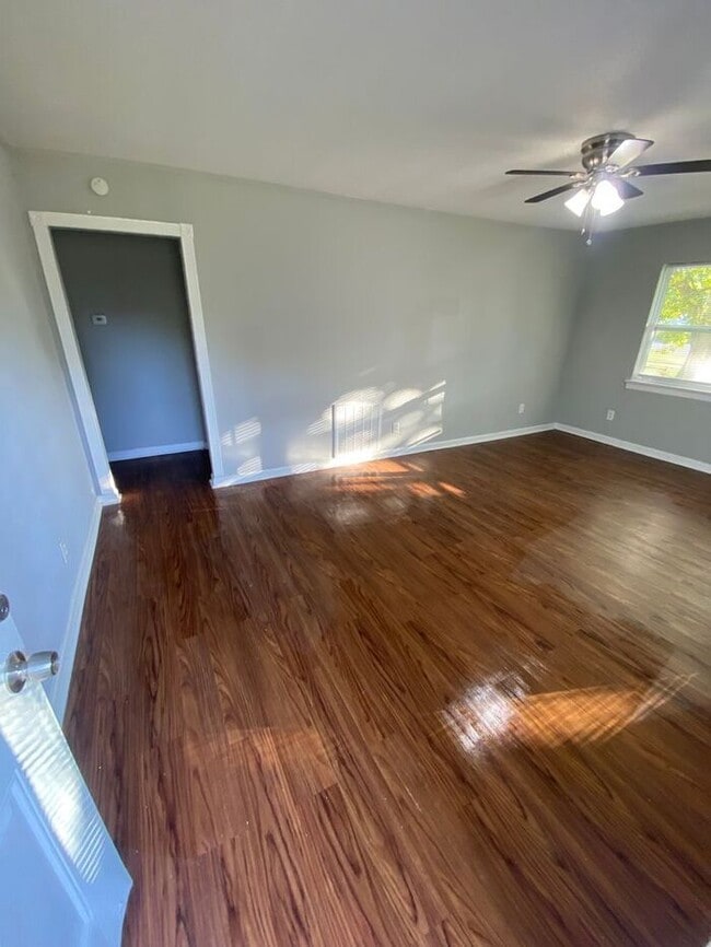 Building Photo - Cute 3 Bedroom 1 Bathroom