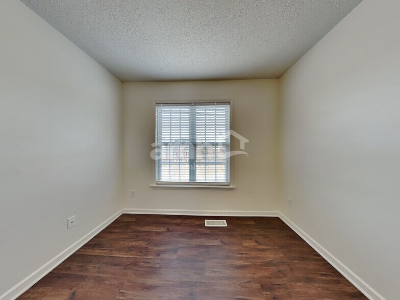 Building Photo - 5520 Bridgegate Dr
