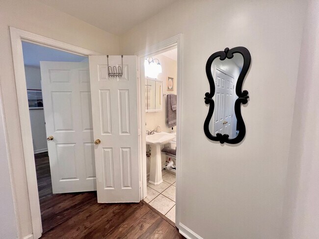 Building Photo - 707 Bagwell Ct