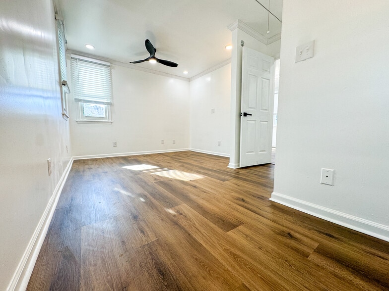 Building Photo - 711 W 44th St