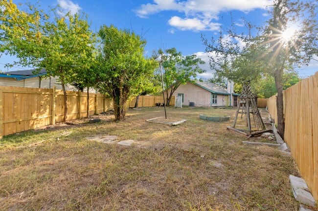 Building Photo - Bright and Inviting 3-Bedroom with Private...