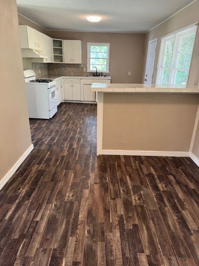 Building Photo - 1672 S Maple Ave