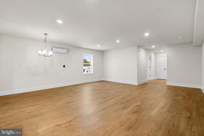 Building Photo - 30 W Broad St