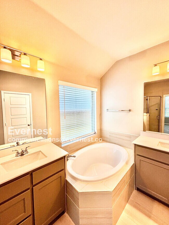 Building Photo - 2412 Bathwick Ln