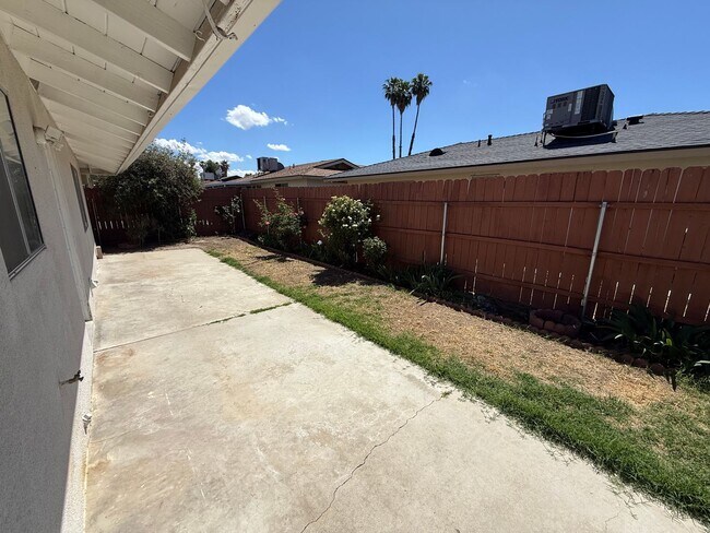 Building Photo - Duplex! 2 bedrooms 2 bathrooms