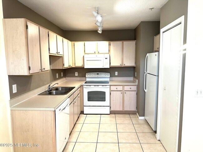 Building Photo - 1655 The Greens Way