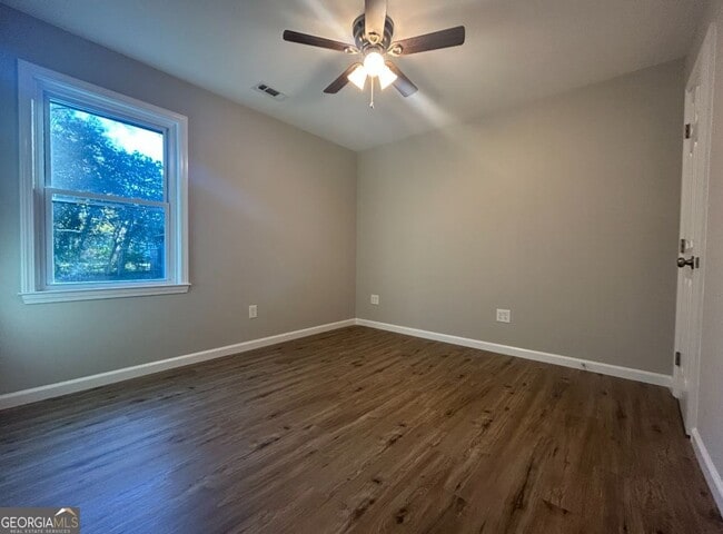 Building Photo - 116 Holly St SE