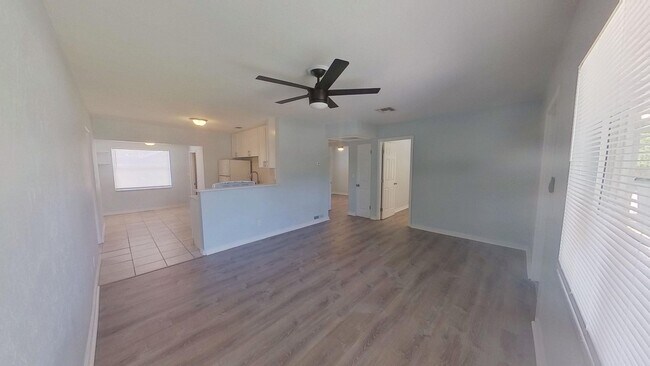 Building Photo - Freshly renovated 3/1