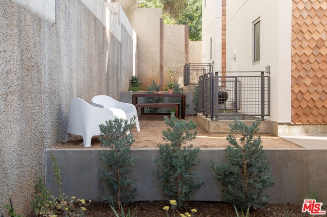 Building Photo - 8870 Wonderland Ave