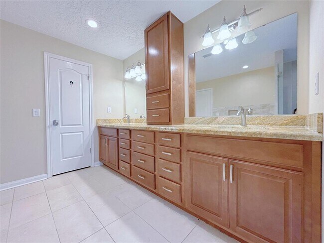 Building Photo - 14718 Atterbury Dr
