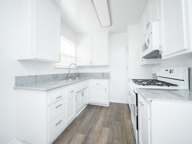 Interior Photo - 232-6 S. Harvard Blvd