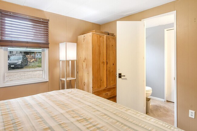 Building Photo - 3 Parking spots! Pets Negotiable, Open Floor Plan and Storage! Available now! Year lease!