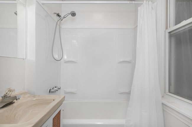 Building Photo - CHEVIOT- Charming 3 bedroom 1.5 bath