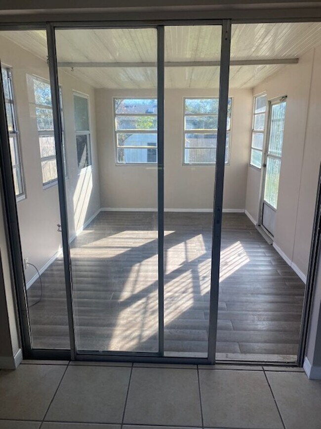 Building Photo - 2 Bed 1 Bath Home | Single Car Garage | Pet Friendly with Fenced Yard | Washer Dryer Hook Ups | S...