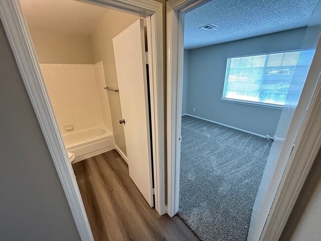 Building Photo - Charming 2Bed/1Bath 2nd Floor Condo located in Duck Creek Village