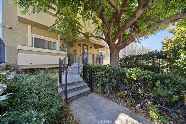 Building Photo - 1554 N Hobart Blvd